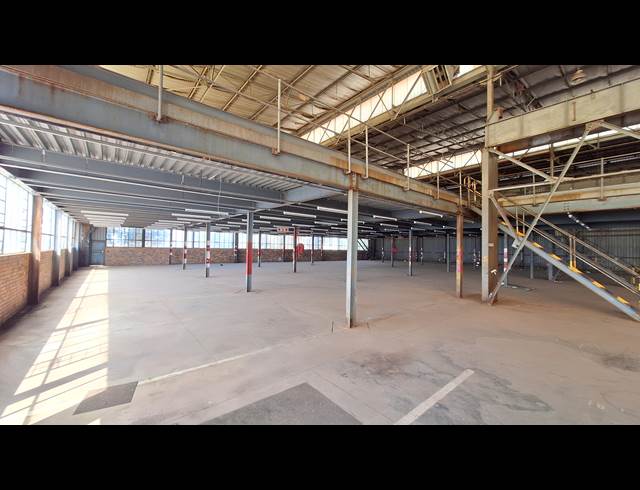 3,890M² FACTORY TO LET IN FACTORIA