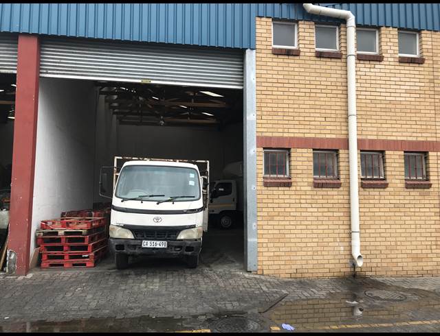 300M² WAREHOUSE RENTED IN AIRPORT INDUSTRIA