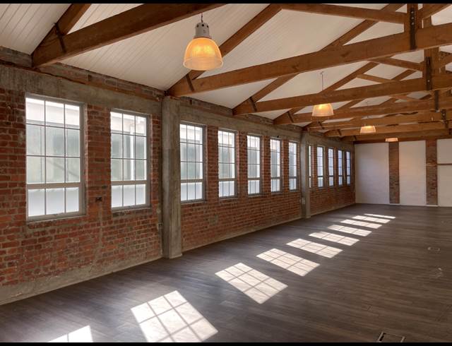 930M² SHOWROOM TO LET IN GARDENS