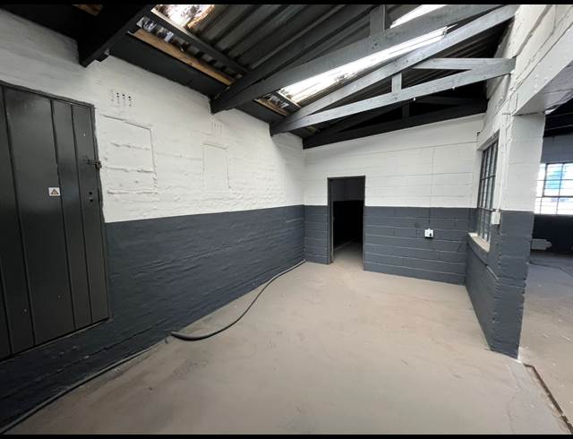 199M² WORKSHOP TO LET IN VULCANIA