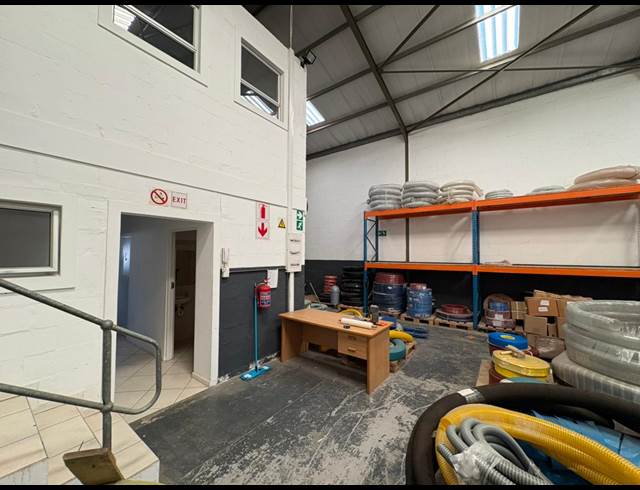236M² WAREHOUSE TO LET IN STRAND CENTRAL