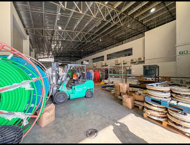 1,671M² WAREHOUSE TO LET IN RIVERHORSE VALLEY