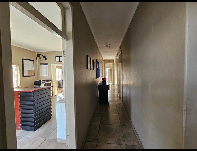 M² OFFICE TO LET IN CAPITAL PARK