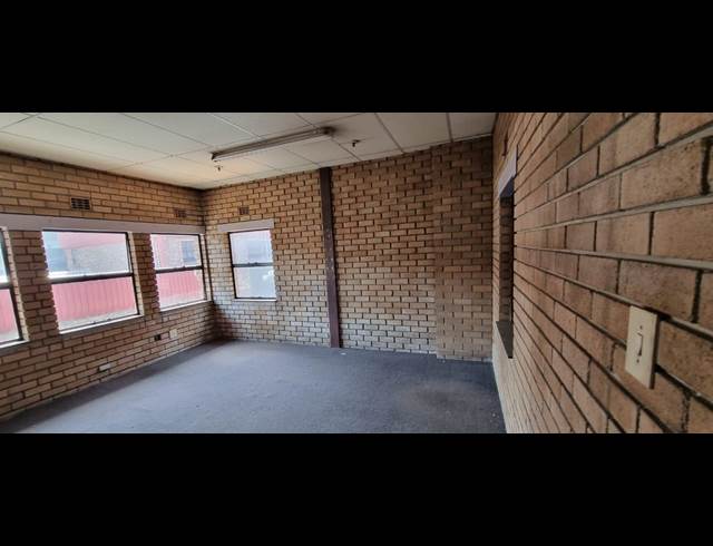 473M² WAREHOUSE TO LET IN VILLAGE MAIN