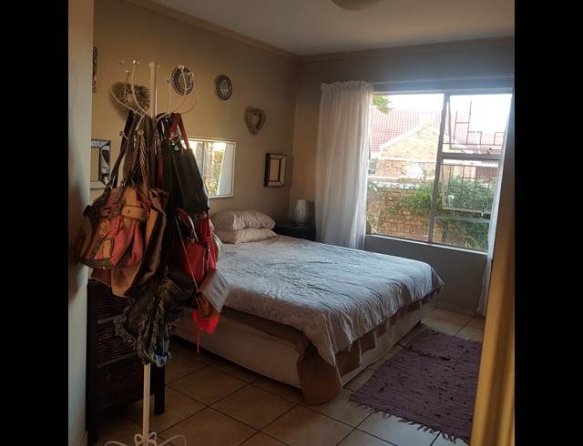 2 bed property to rent in LANGENHOVEN PARK