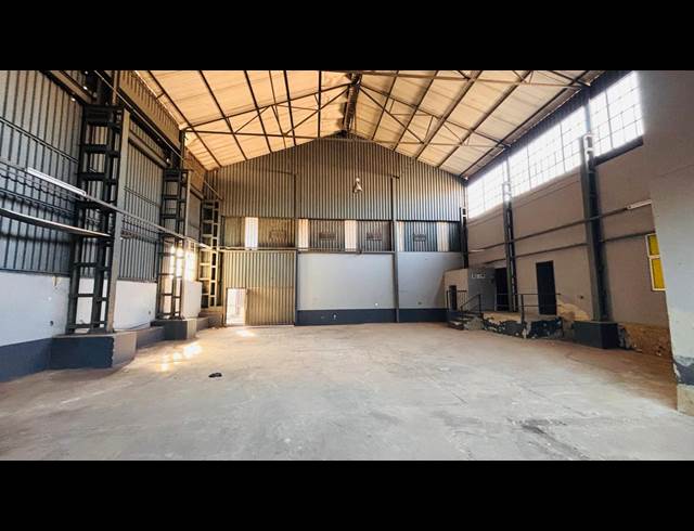 360M² WAREHOUSE TO LET IN MANUFACTA