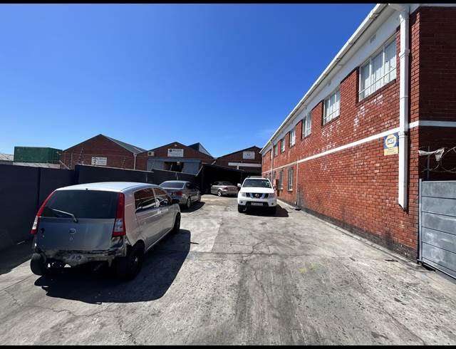 380M² WAREHOUSE RENTED IN EPPING INDUSTRIAL