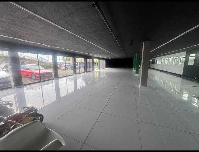 1,350M² SHOWROOM TO LET IN WYNBERG