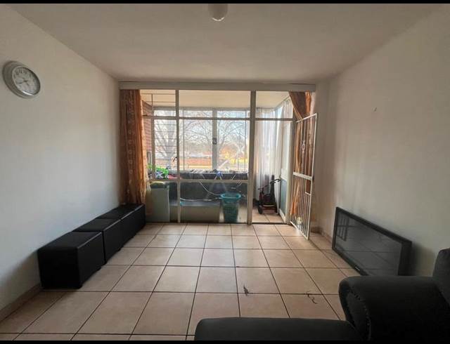 2 BEDROOM PROPERTY TO RENT IN FLORIDA LAKE