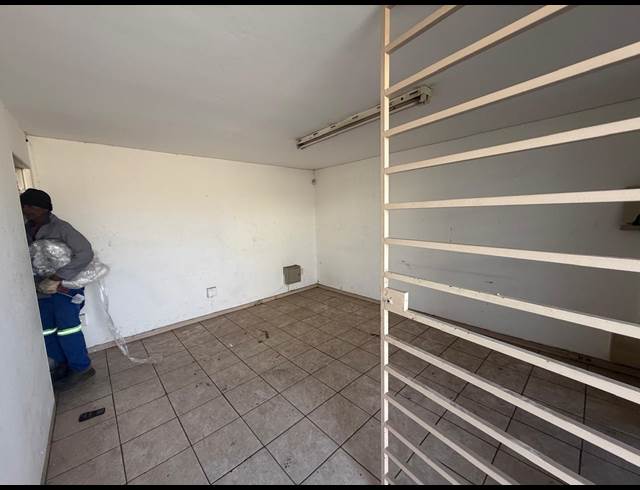 200M² WAREHOUSE TO LET IN LONGDALE