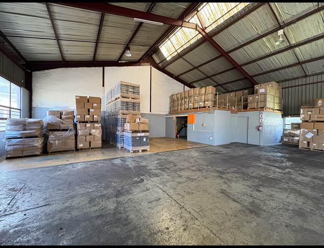 1,100M² WAREHOUSE TO LET IN WESTMEAD