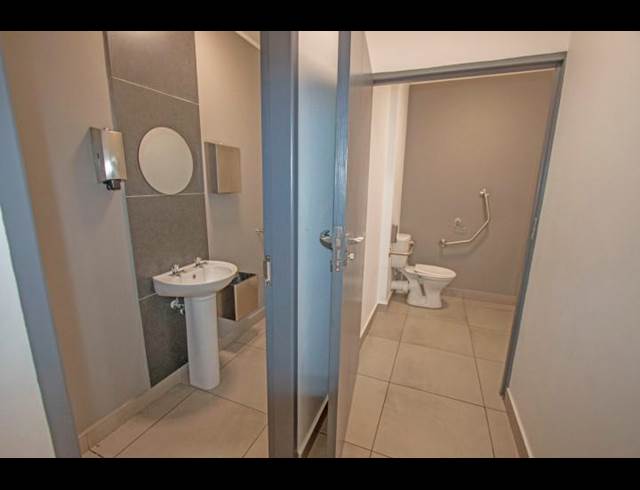 356M² SHOWROOM TO LET IN OLIVEDALE