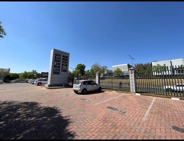 383M² OFFICE TO LET IN HYDE PARK