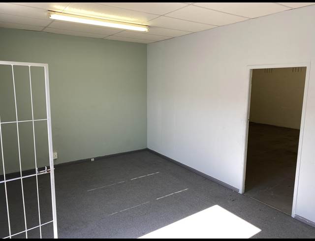 100M² WAREHOUSE TO LET IN PAROW EAST