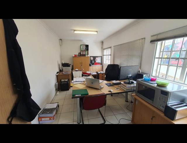 140M² WAREHOUSE TO LET IN JET PARK