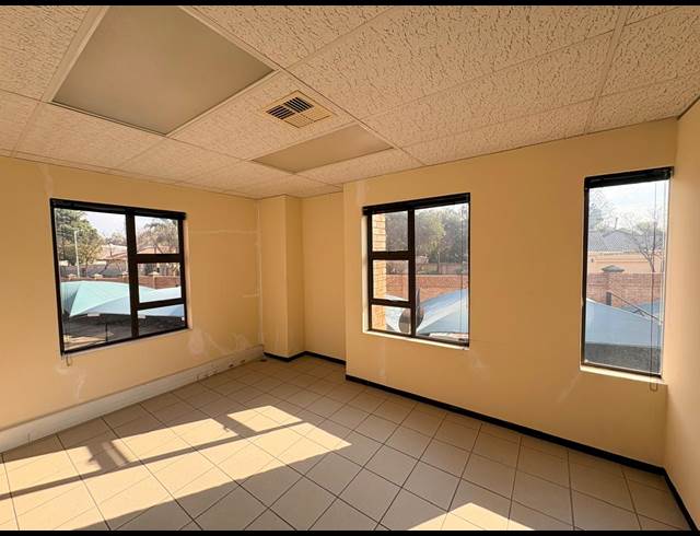 144M² OFFICE TO LET IN FOURWAYS