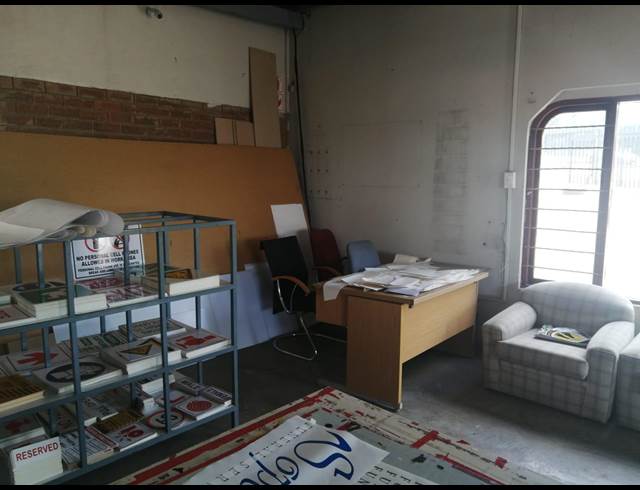 50M² BUSINESS TO LET IN HURST HILL