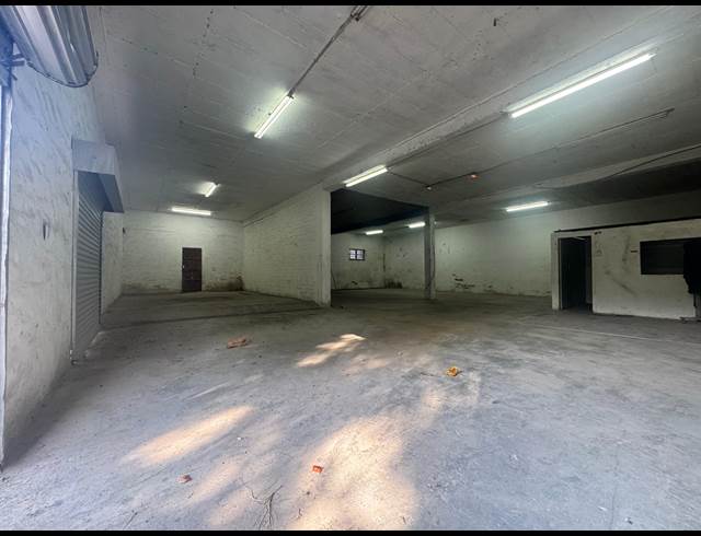 240M² WAREHOUSE TO LET IN PHOENIX INDUSTRIAL
