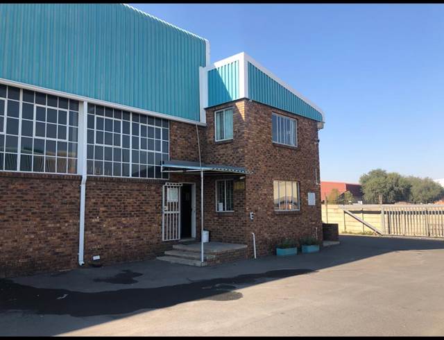 1,000M² WAREHOUSE TO LET IN APEX