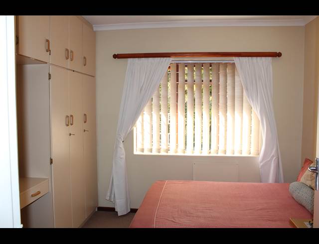 2 bed property to rent in VAN RIEBEECK PARK