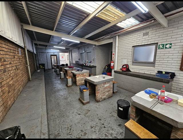 2,340M² WAREHOUSE TO LET IN TRIANGLE FARM
