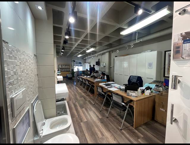 191M² SHOWROOM TO LET IN GARDENS