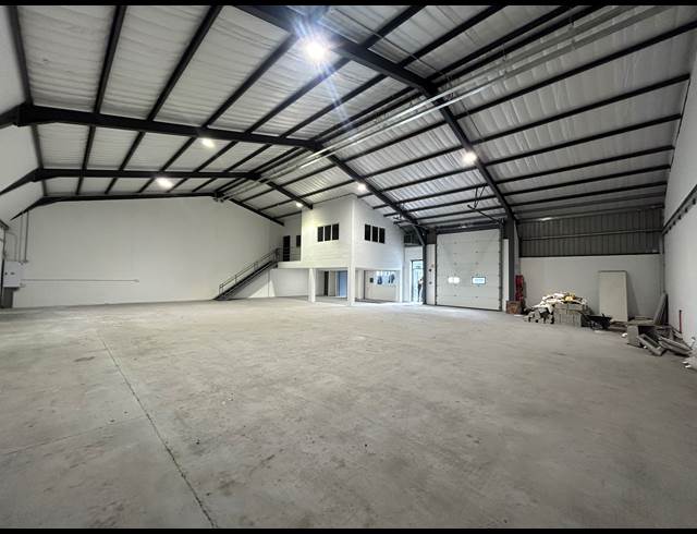 444M² WAREHOUSE TO LET IN RETREAT