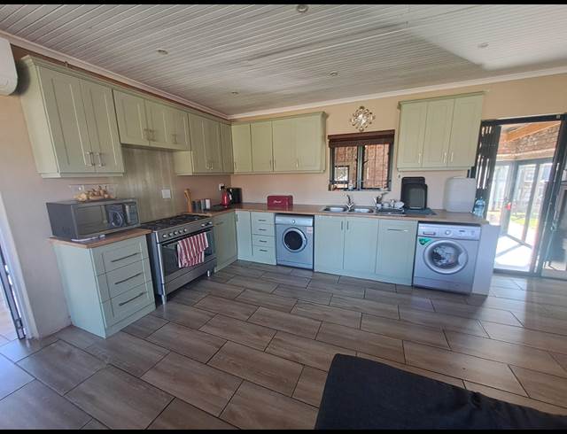 4 bed property to rent in HOSPITAL HILL