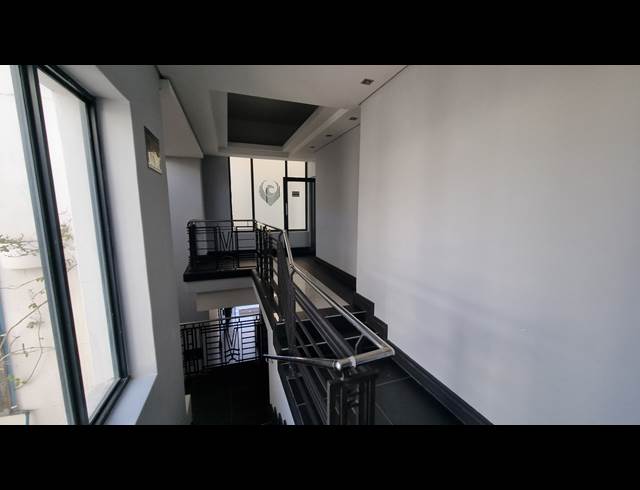 158M² OFFICE TO LET IN WOODSTOCK