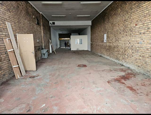 140M² WAREHOUSE TO LET IN SELECTION PARK