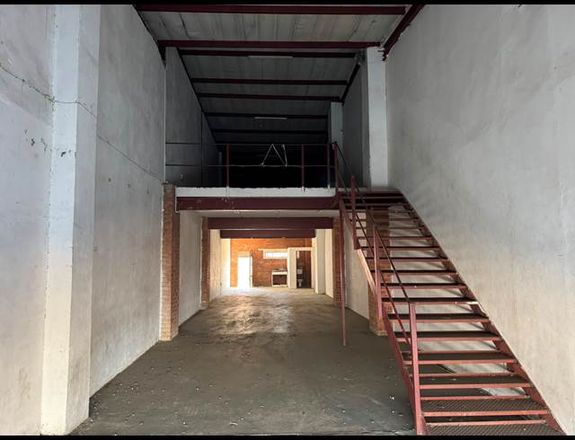 200M² WAREHOUSE TO LET IN CROWN