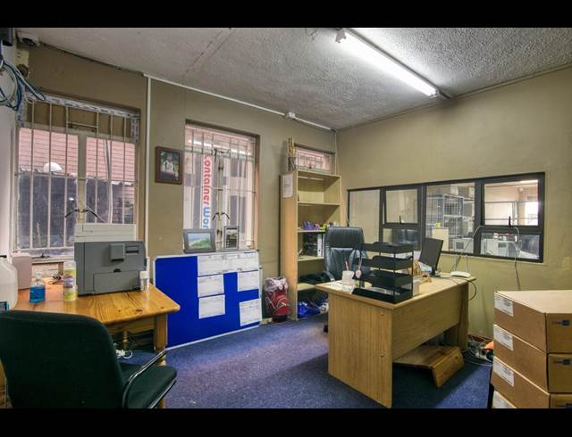 2,100M² WAREHOUSE TO LET IN WYNBERG