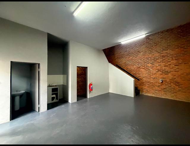 106M² WAREHOUSE TO LET IN CLAYVILLE