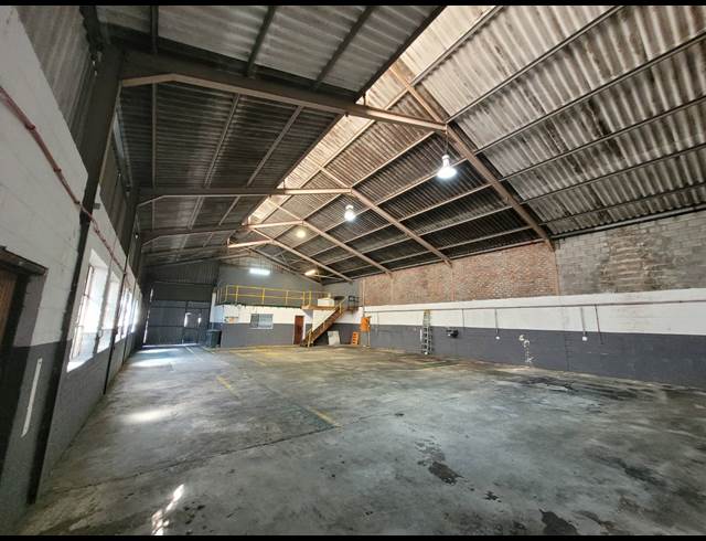 310M² WAREHOUSE TO LET IN STIKLAND INDUSTRIAL
