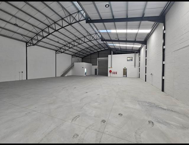 768M² WAREHOUSE TO LET IN FIRGROVE INDUSTRIAL ESTATE