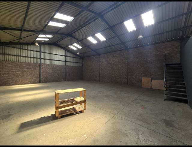 300M² WAREHOUSE TO LET IN ANDERBOLT
