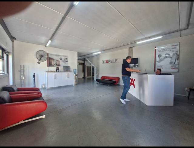 495M² WAREHOUSE TO LET IN STIKLAND INDUSTRIAL