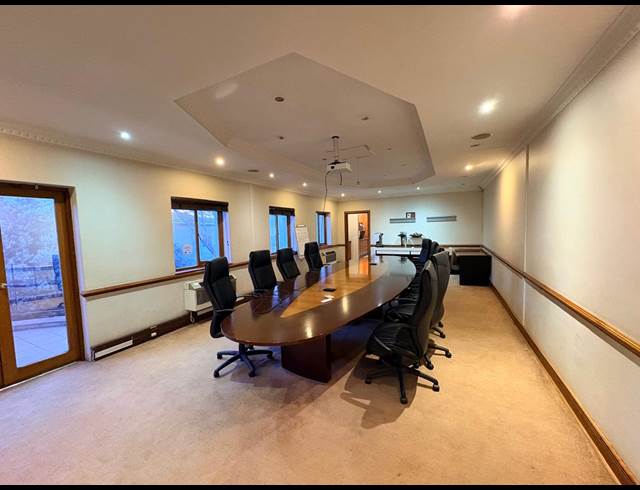 1,525M² OFFICE TO LET IN VORNA VALLEY