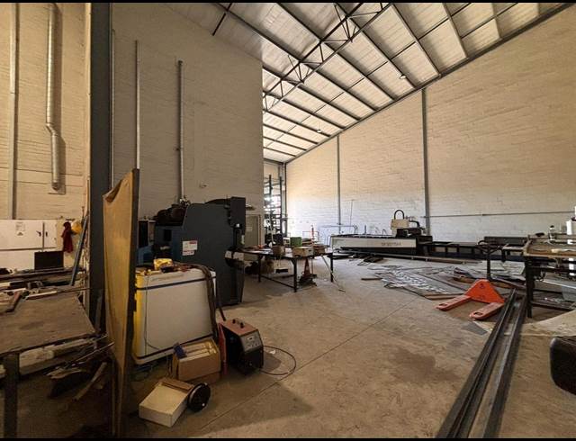 684M² WAREHOUSE TO LET IN STIKLAND INDUSTRIAL