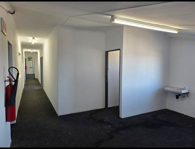 1,304M² WAREHOUSE TO LET IN WOODBROOK