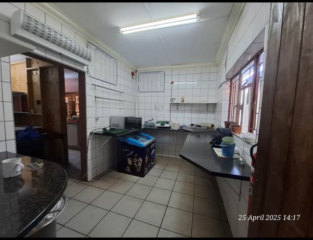 210M² BUILDING TO LET IN PIONEER PARK