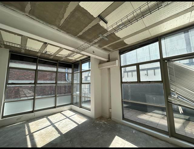 241M² BUILDING TO LET IN WOODSTOCK