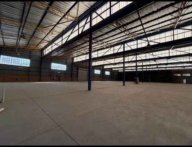 4,616M² WAREHOUSE TO LET IN CLAYVILLE