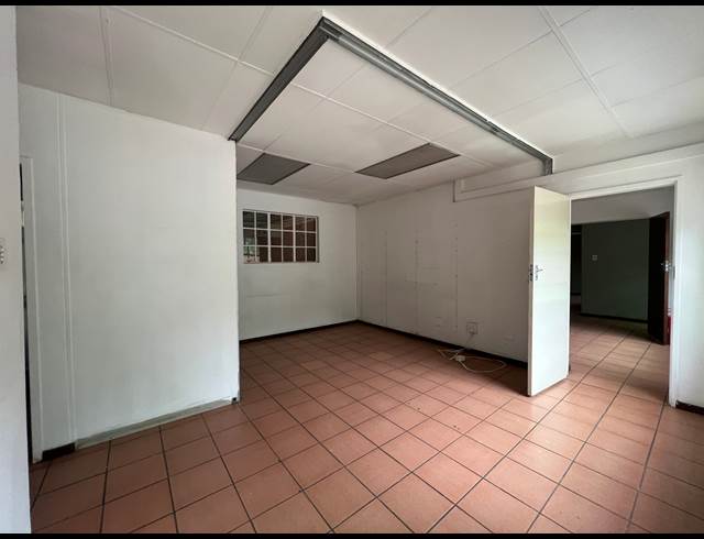 340M² WAREHOUSE TO LET IN HENNOPSPARK INDUSTRIAL