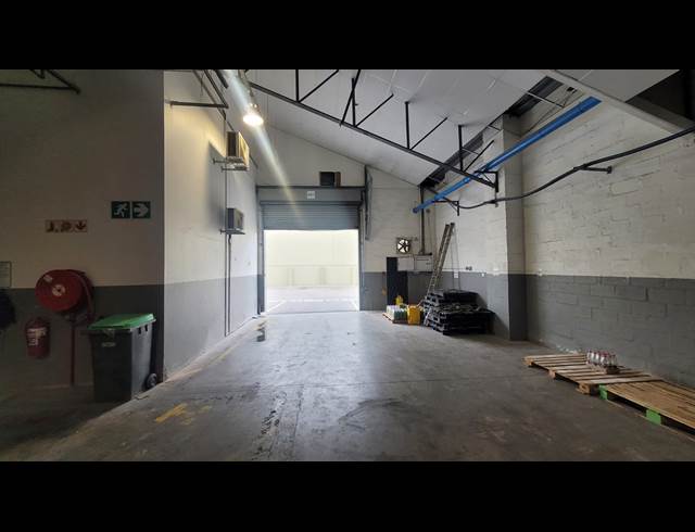 1,054M² WAREHOUSE TO LET IN ATLAS GARDENS