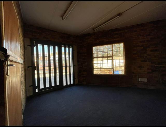 225M² WAREHOUSE TO LET IN STRIJDOMPARK