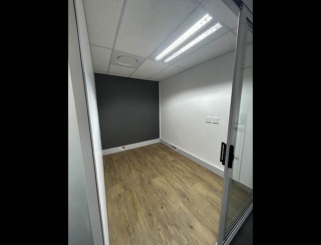 160M² BUILDING TO LET IN TYGER VALLEY