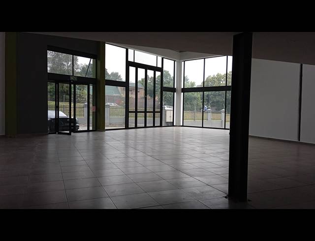 347M² SHOWROOM TO LET IN OLIVEDALE
