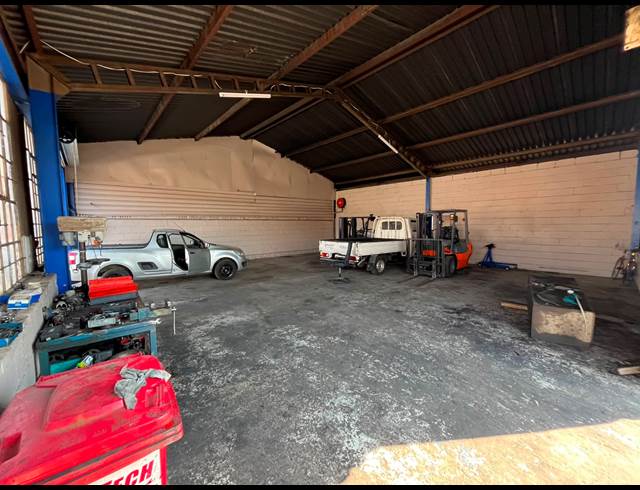 200M² WORKSHOP TO LET IN VULCANIA