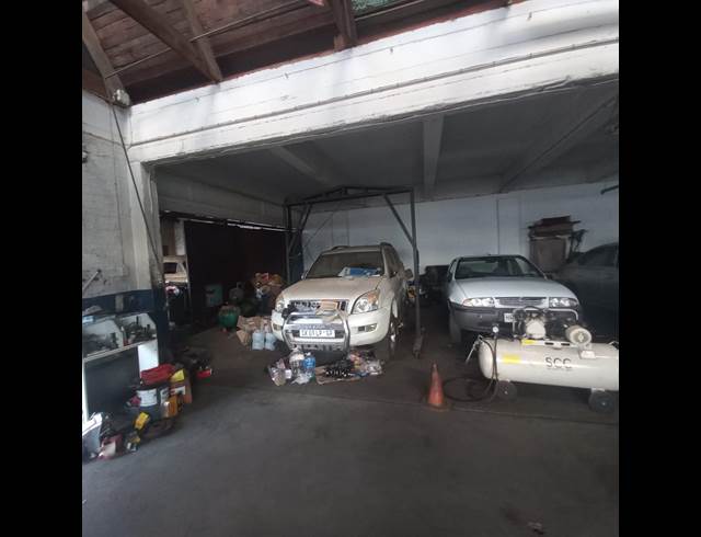 270M² WAREHOUSE TO LET IN CITY WEST